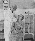 Imagen de un oftalmólogo con una paciente