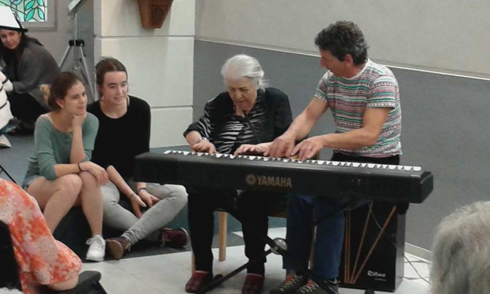 Taller de música para personas mayores en la Residencia Santiago de Villabona