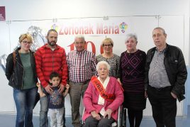 Celebración de centenaria en la Residencia de mayores Barandiaran de Durango