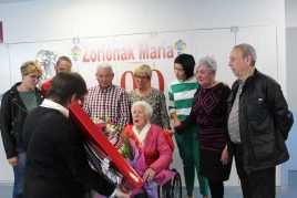 Celebración de centenaria en la Residencia de mayores Barandiaran de Durango
