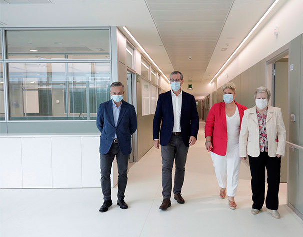 Mikel Tellaeche, Markel Olano, Maite Peña y Sor Monserrat Esparza, en el Hospital de Eibar