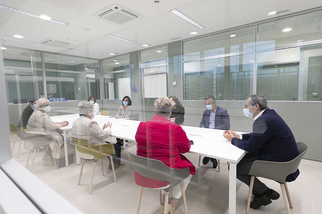 Representantes de la Diputación y de Hermanas Hospitalarias - Aita Menni, en la planta de COVID-19 del Hospital de Eibar