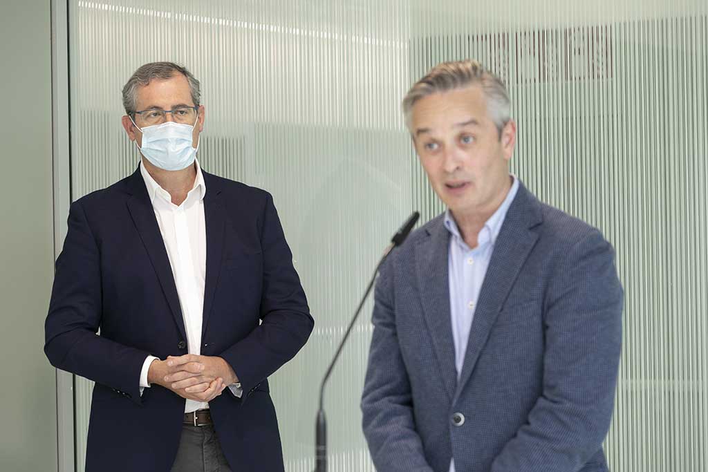 Markel Olano y Mikel Tellaeche, durante el acto de presentación de la planta específica para COVID-19 del Hospital de Eibar