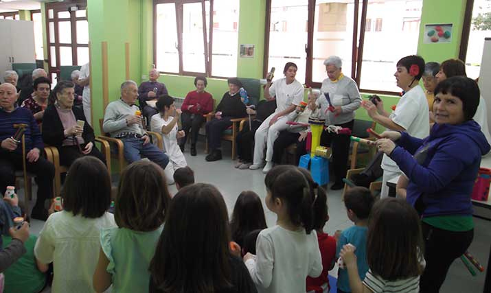 Las personas mayores del Centro de Día de Arrasate enseñan canciones a los txikis de la Ikastola Arizmendi
