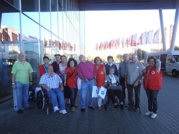 Los residentes de Joxe Miel Barandiaran, con el grupo de apoyo que les ayudó durante su estancia en el BEC