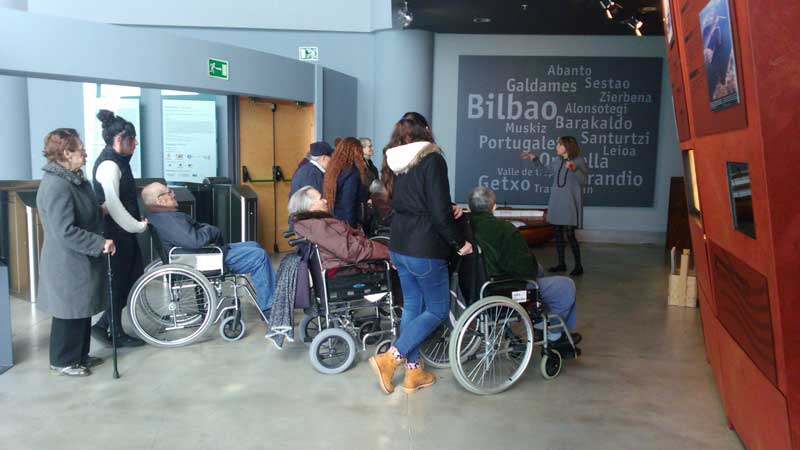 Visita de la Residencia de Ancianos de Txurdinagabarri al Museo Marítimo de Bilbao