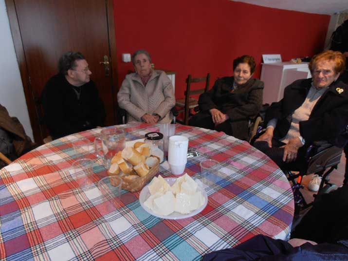 Excursión de la Residencia de personas mayores Barandiaran a la quesería Errotik