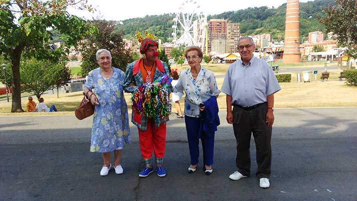 Personas mayores de la Residencia Txurdinagabarri de Bilbao, en el circo