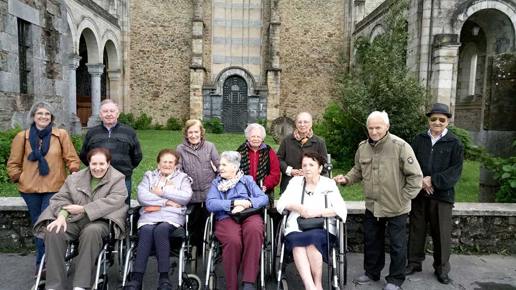 El grupo de la Residencia de ancianos de Durango, en el exterior del templo
