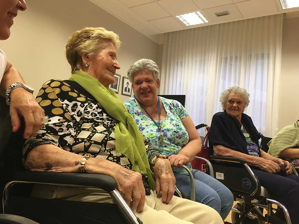 Taller de risoterapia en la Residencia de ancianos Txurdinagabarri de Bilbao