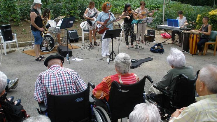 Concierto de Anakruxa en la Residencia de personas ancianos Santiago de Villabona