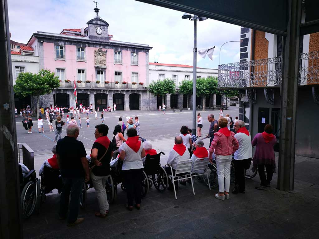 San Fermín Txiki en la Residencia de ancianos Santiago de Villabona