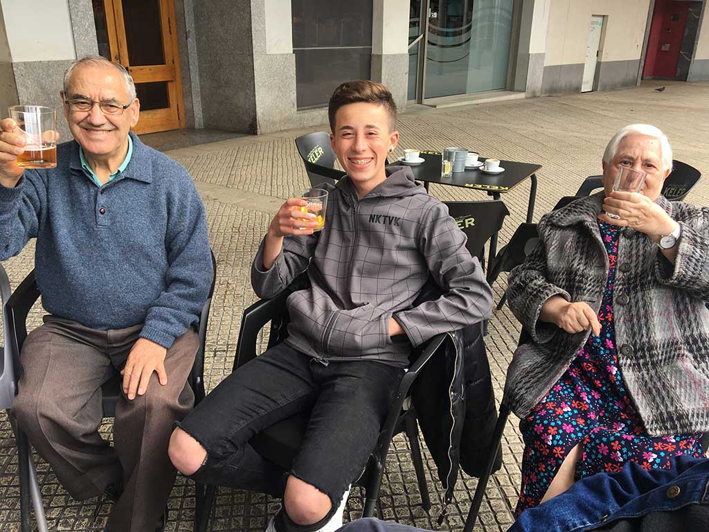 Residentes de la Residencia de personas mayores Txurdinagabarri de Bilbao en una terraza