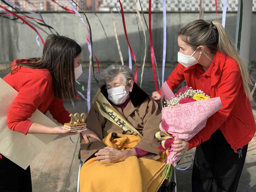 María, nueva centenaria en la Residencia Txurdinagabarri