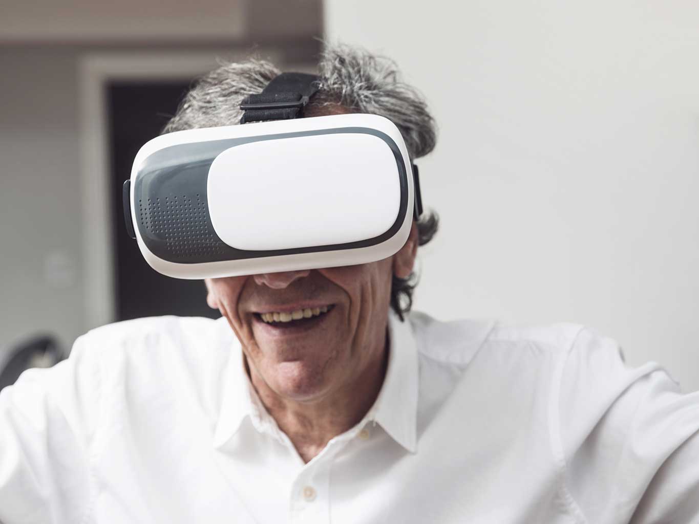 Sesión clínica sobre realidad virtual en residencias de mayores