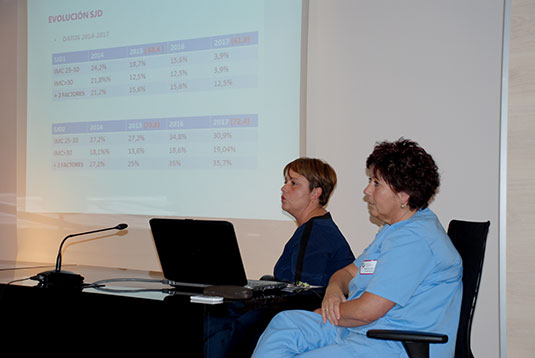 Las enfermeras Eva Cobos y Mercedes Goñi durante su presentación
