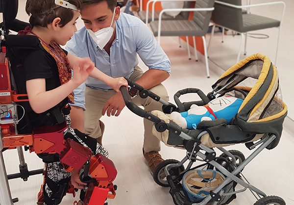Iris camina gracias al primer exoesqueleto pediátrico del mundo: Atlas 2030