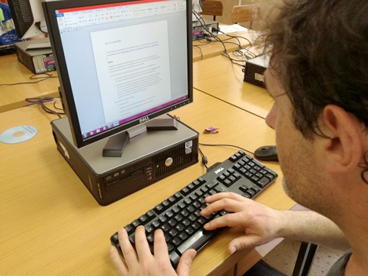 Un joven utiliza un ordenador