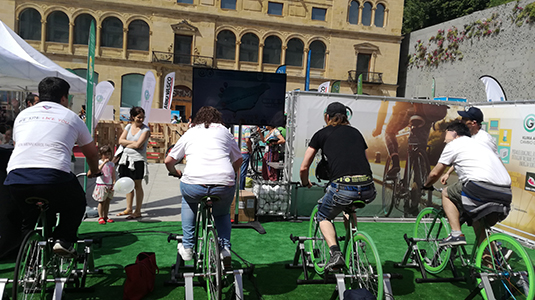 Pacientes de la Unidad de Larga Estancia pedalean en bicicletas estáticas en San Sebastián