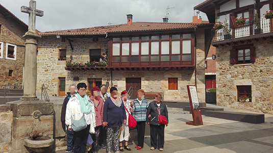 Residentes en nuestros pisos en la comunidad van de excursión a Urkiola