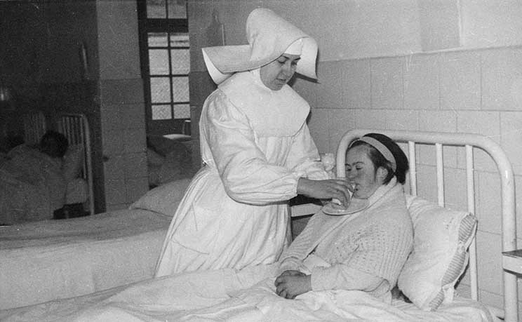 Hermana Hospitalaria atiende a una paciente