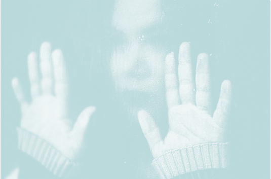 Alegoría del suicidio: una mujer mirando a través de un cristal con las manos apoyadas en él