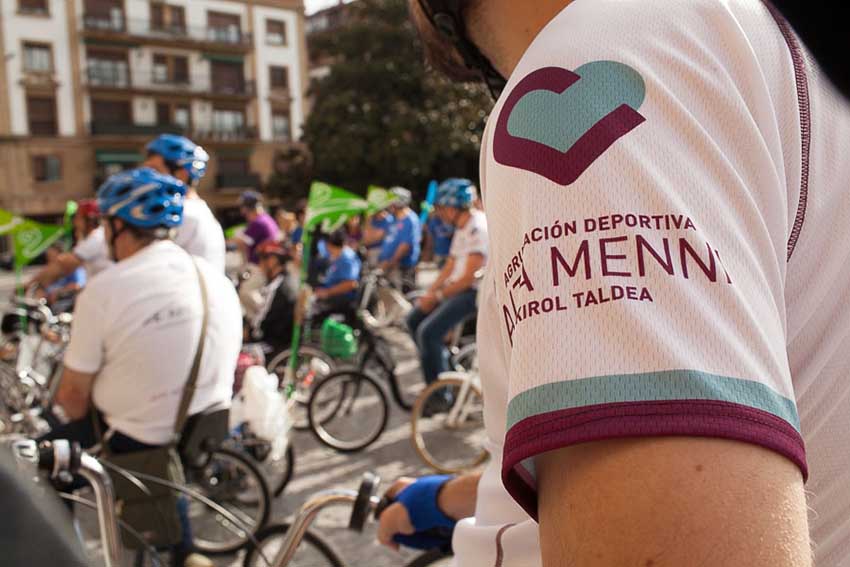 Logotipo de la Agrupación Deportiva Aita Menni en la camiseta de unn participante en el Día del Daño Cerebral de 2014