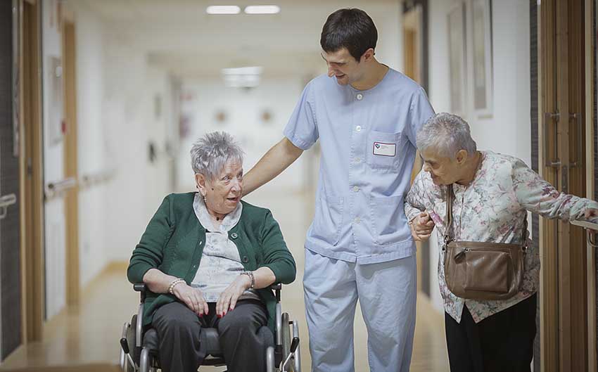 Un enfermero y dos pacientes del Hospital Aita Menni