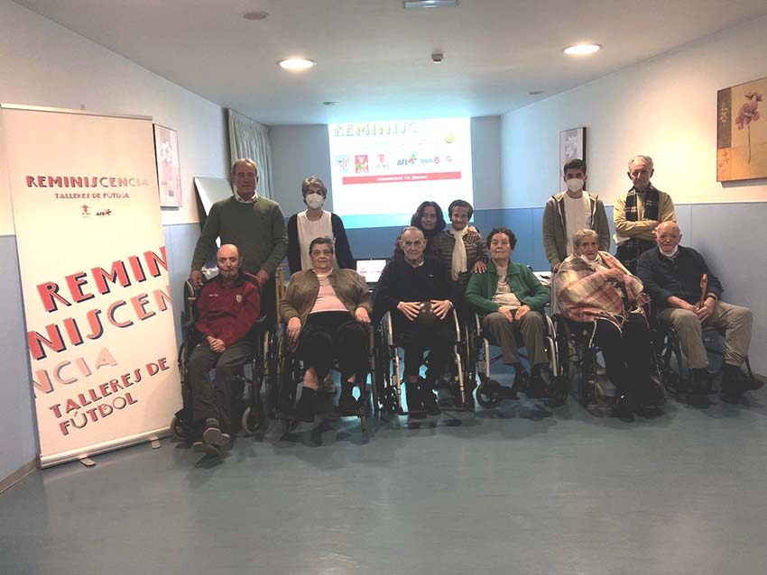 Foto de grupo de todos los participantes en el Taller de Reminiscencia