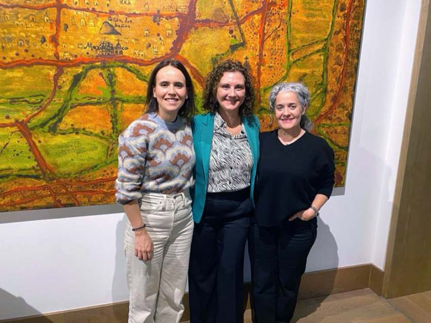 Las fisioterapeutas de Aita Menni Nerea Meabe e Irma García, con la ingeniera fundadora y presidenta de Marsi Bionics, Elena García