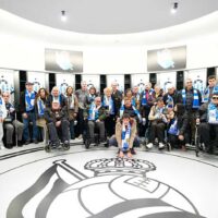 Personas usuarias de Aita Menni visitan el Reale Arena con leyendas de la Real Sociedad