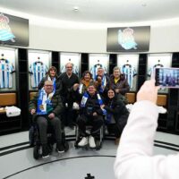 Personas usuarias de Aita Menni visitan el Reale Arena con leyendas de la Real Sociedad