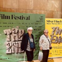 Bi emakume, Silver Film Festivaleko kartel handi batzuen aurrean.
